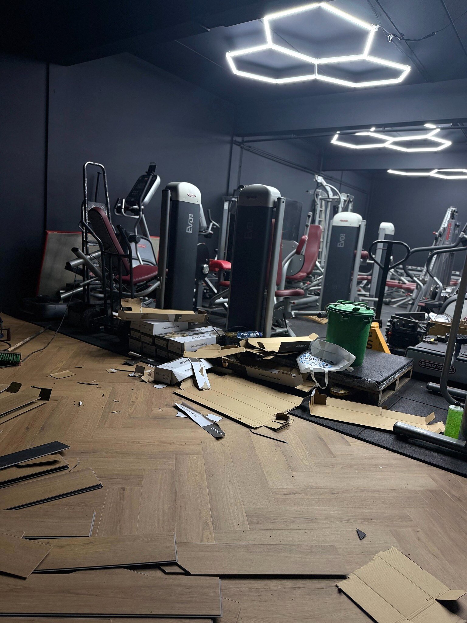 Krachtapparatuur tijdens de inrichting van de nieuwe gym